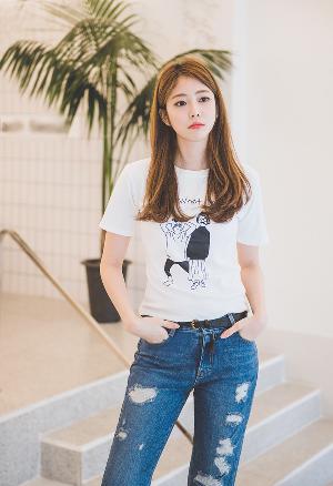 拍摄女子蹲下尿裤子的视频大全